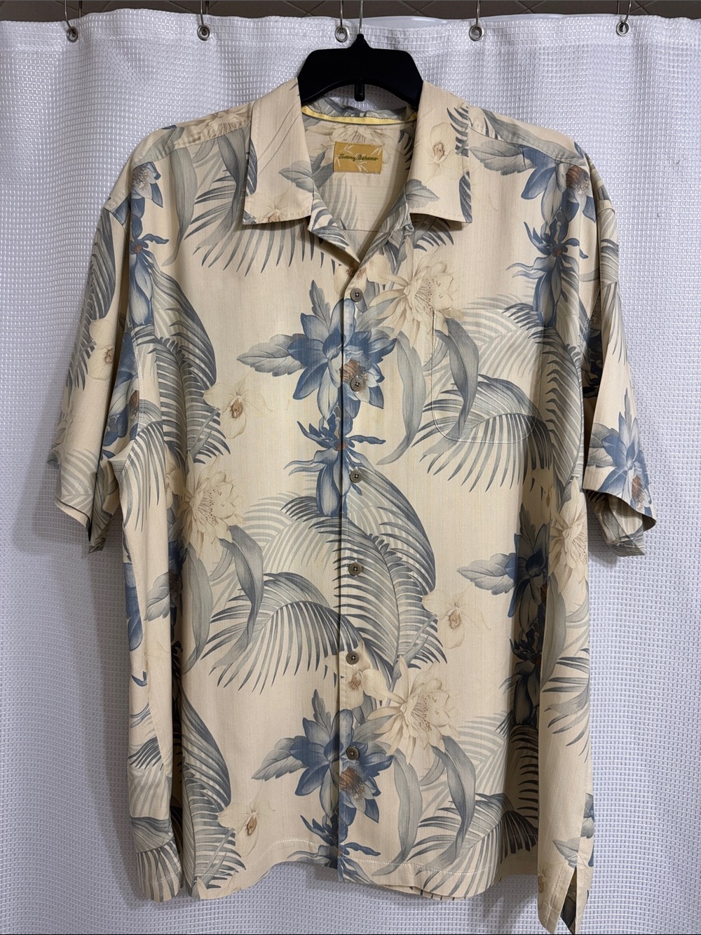 Tommy Bahama button down short sleeve shirt. Size XXL/TTG